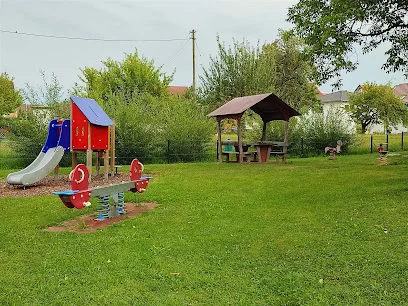 Bild von Spielplatz Dorfgemeinschaftshaus Schnetzenhausen 1 gelegen in Friedrichshafen, Baden-Wurtemberg