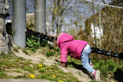 Bild von Spielplatz mit Wackelbrücke gelegen in Ulm, Baden-Wurtemberg