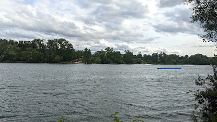 Bild von Spielplatz mit langer Rutsche am See gelegen in Mannheim, Baden-Wurtemberg